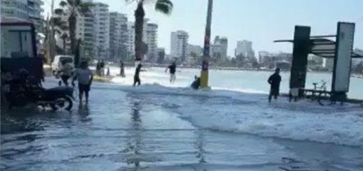 damnificados por oleajes en Ecuador
