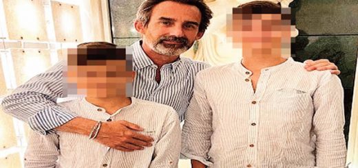El padres David K, junto a sus hijos de 12 y 14 años a los que la madre se negaba vacunar. La policía de Portugal arrestó a la madre y liberó a los chicos.