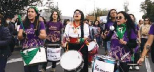 mujeres protestan contra femicidios en Ecuador