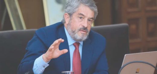 Ministro de Salud descarta reducción ICE