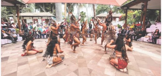 Entre flores, frutas y música la tradicional celebración ambateña