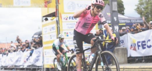 Richard Carapaz, campeón nacional de ruta de Ecuador Richard Carapaz se coronó campeón nacional de ruta élite. Dominó esta prueba desde el inicio, con su calidad y experiencia, este domingo 12 de febrero del 2023. Tres ciclistas: Carapaz, Jefferson Cepeda y Alexander Cepeda tuvieron una disputa de palmo a palmo por el liderato del cam-peonato nacional. En las tres últimas vueltas, de las 10 que se realizaron en Tulcán y sus alrededores, los ciclistas que compiten para equipos de World Tour (EF Education y Caja Rural) se desprendieron y mostraron la superioridad sobre el resto de sus compañeros. El campeón olímpico se desprendió del pelotón final al faltar seis kilómetros para buscar su primer título nacional. Eso generó aplausos de los aficionados que salieron a las calles de Tulcán. Carapaz se coronó campeón, con 4 horas y 11 minutos, por primera vez; segundo en la prueba fue Jefferson Cepeda, de Caja Rural, y tercero fue Alexander Cepeda, de EF Education. La carrera A la hora y 10 minutos de realizada la carrera, ya había un pelotón, el mismo que había sacado una diferencia de más de dos minutos sobre los ciclistas participantes. Eran nueve ciclistas que se escaparon, entre los que estaban Richard Carapaz, Jonathan Caicedo, Alexander Cepeda, Jefferson Cepe-da, David Villarreal, entre otros. ¿Cuál fue la estrategia? La estrategia del equipo EF Education, el que integra el campeón olímpico, se evi-denció desde el principio. Carapaz delegó responsabilidades para que sea Caicedo, su compañero, el que rompa el grupo y así puedan escaparse del grupo de ciclistas. La prueba se realizó en un circuito, en el que incluía el centro y los exteriores de la ciudad de Tulcán, en donde dieron 10 vueltas. La llegada fue en el parque Ayora. Al principio en el grupo de escapada estuvo Jonathan Caicedo, pero fue relegado desde la quinta vuelta, lo que le impidió mantener el nivel de sus compañeros. En las tres horas y 15 minutos de carrera, Carapaz y los Cepeda se alternaron el primer lugar de la prueba de ruta. Tras casi cuatro horas en la fuga, los principales corredores se redujeron a un grupo de tres, incluyendo a Richard Carapaz y Alexander Cepeda. Richard atacó en la última vuelta que le llevó hasta la línea de meta. Según la cadena Teleamazonas, que transmitió la prueba, los tres ciclistas eran ovacionados por miles de personas que salie-ron a las calles a alentar a los participantes. El campeón olímpico también se dio tiempo para pedir apoyo a los asistentes que estuvieron en el parque Ayora, mientras corría, según el periodista Diego Almeida, de Teleamazonas. Carapaz se quedará unas semanas más en el