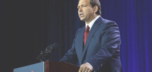 DeSantis firma ley que le permite sacar a inmigrantes de Florida