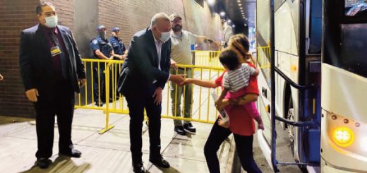 Gobernador de Texas reanuda envíos de emigrantes en autobuses a Nueva York