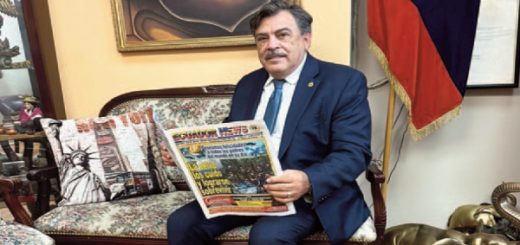 Luis Montalvo se inscribe para representar a migrantes