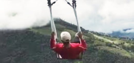 Baños, "el columpio del fin del mundo"