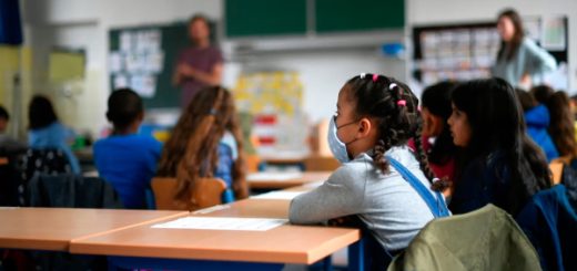 reubicación de niños inmigrantes que viven en albergues