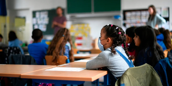 reubicación de niños inmigrantes que viven en albergues