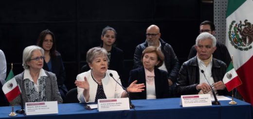 México recibe a sus diplomáticos de Ecuador