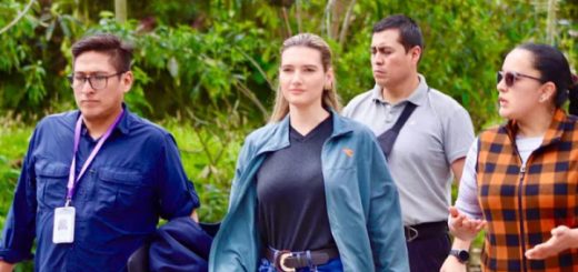 Ministra de Ambiente se justifica por el blooper que tuvo en su visita a Sucumbíos