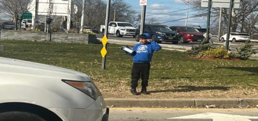 Niños inmigrantes venden botellas de agua en carreteras peligrosas de Nueva York