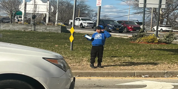 Niños inmigrantes venden botellas de agua en carreteras peligrosas de Nueva York