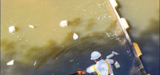 Las barreras flotantes que ayudan a eliminar plásticos en los ríos de Ecuador