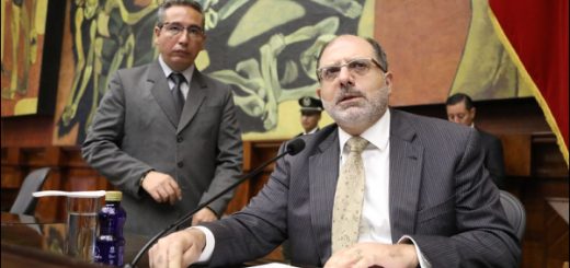 Kronfle increpa a FCD por ubicarlo entre los asambleístas ‘faltones’ y anuncia medidas