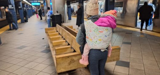 niños migrantes venden golosinas en Subway