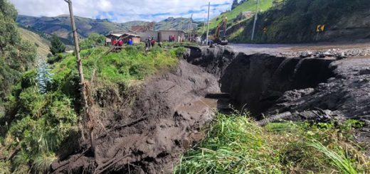 Rescatan tres cuerpos de personas atrapadas tras derrumbe en la vía Riobamba – Macas