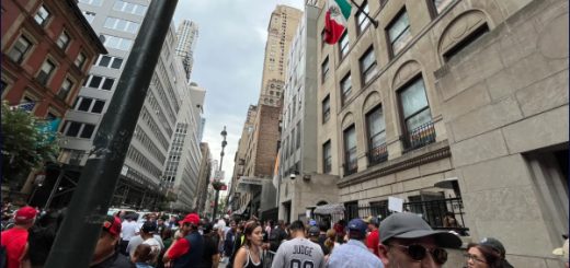 Miles de inmigrantes mexicanos se quedan sin votar en Nueva York por desorden en organización del INE