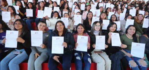 Gobierno entrega de 40.000 becas ‘Futuro Femenino’