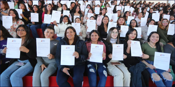 Gobierno entrega de 40.000 becas ‘Futuro Femenino’