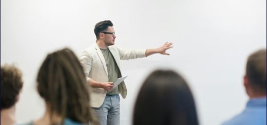 Universidad en Ecuador abre 65 vacantes para personal académico