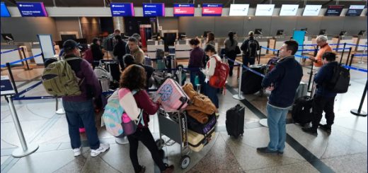 Caos a nivel mundial en aeropuertos, hospitales y bancos por una falla informática que afectó a Microsoft