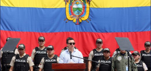 Daniel Noboa expidió reglamento que permite la subordinación de la Policía al alto mando de las Fuerzas Armadas