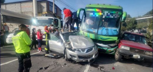 Tres heridos en el choque múltiple en la Av. Simón Bolívar, al ingreso a Nayón
