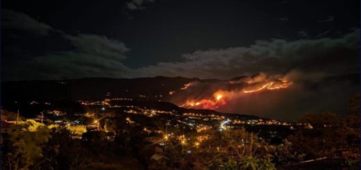La Secretaría de Gestión de Riesgos informa que el 90% del incendio forestal en Azuay ha sido controlado