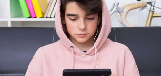 Autoridades de NYC planean prohibir por completo que alumnos usen teléfonos móviles en escuelas públicas