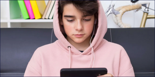Autoridades de NYC planean prohibir por completo que alumnos usen teléfonos móviles en escuelas públicas