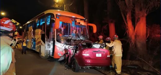 Varias personas fallecidas dejó accidente entre un bus y un automóvil en Cuenca