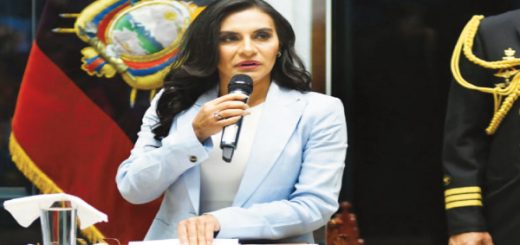 Abad responde con denuncia