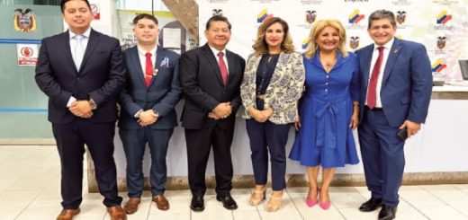 La Directiva de Latín American Chamber of Commerce for Small Business Empowerment juramento en el Consulado del Ecuador en Queens
