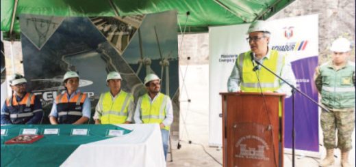 Ecuador anuncia que contratará más barcazas eléctricas ante etapa de sequía