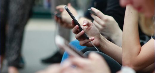 En NY prohibición de celulares en las aulas deberá esperar por una ley estatal
