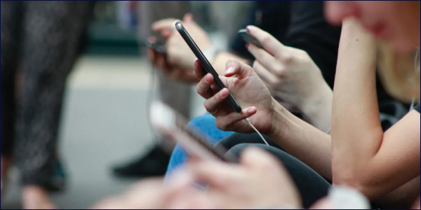 En NY prohibición de celulares en las aulas deberá esperar por una ley estatal