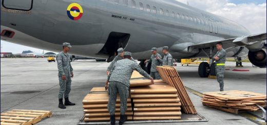 Colombia envía equipos y personal para ayudar a combatir incendios forestales de Ecuador