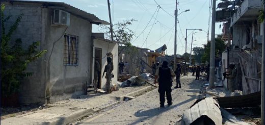 Atentado con explosivos en Puerto Bolívar causa al menos dos muertos, siete heridos y seis casas destruidas