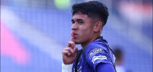 Se viralizan imágenes del joven delantero Kendry Páez vapeando durante concierto