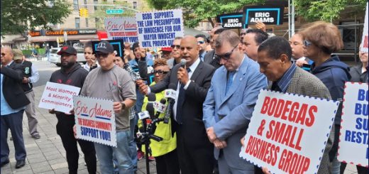 Líderes hispanos de pequeños negocios se ponen del lado del alcalde Adams